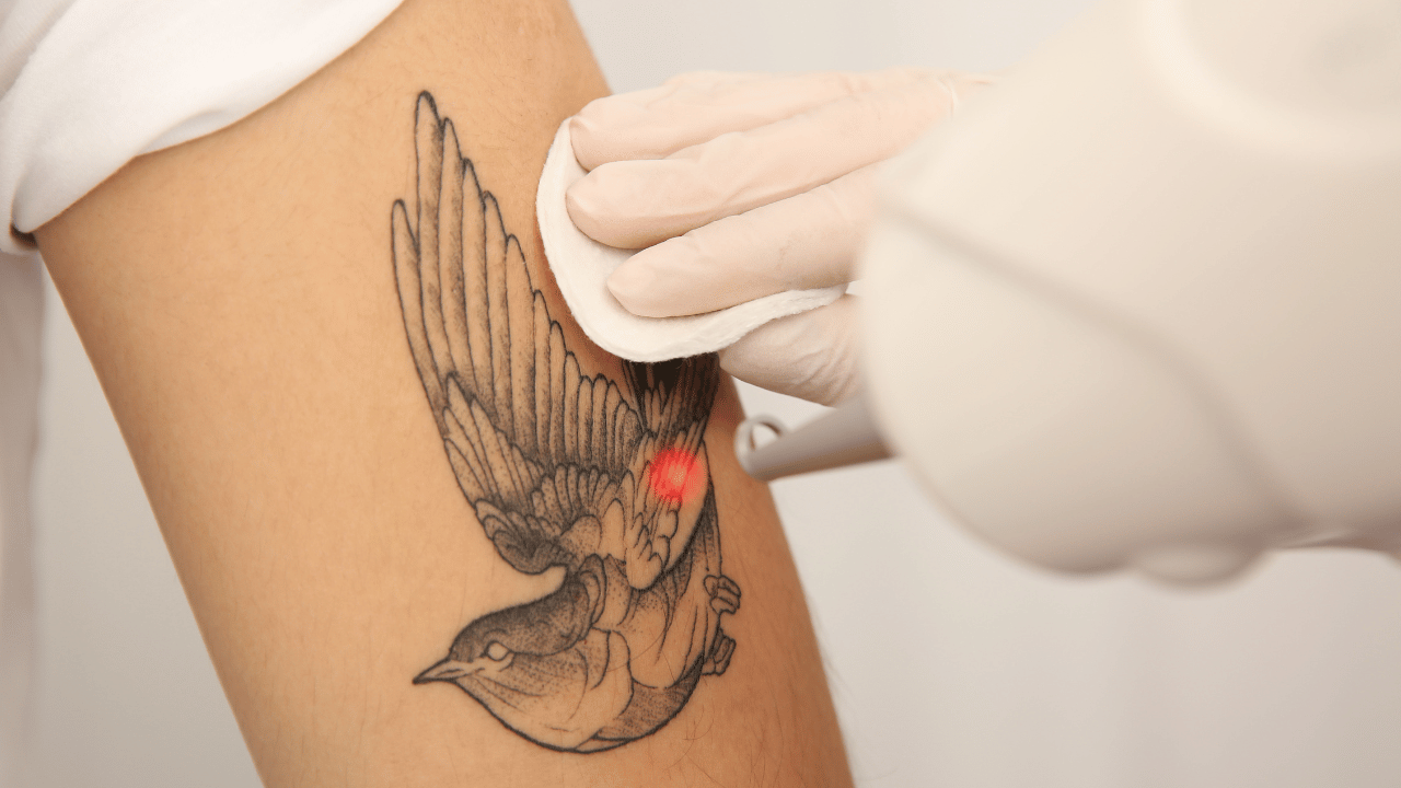 Professioneller Tattoo Kurs mit praktischen Übungen unter Anleitung
