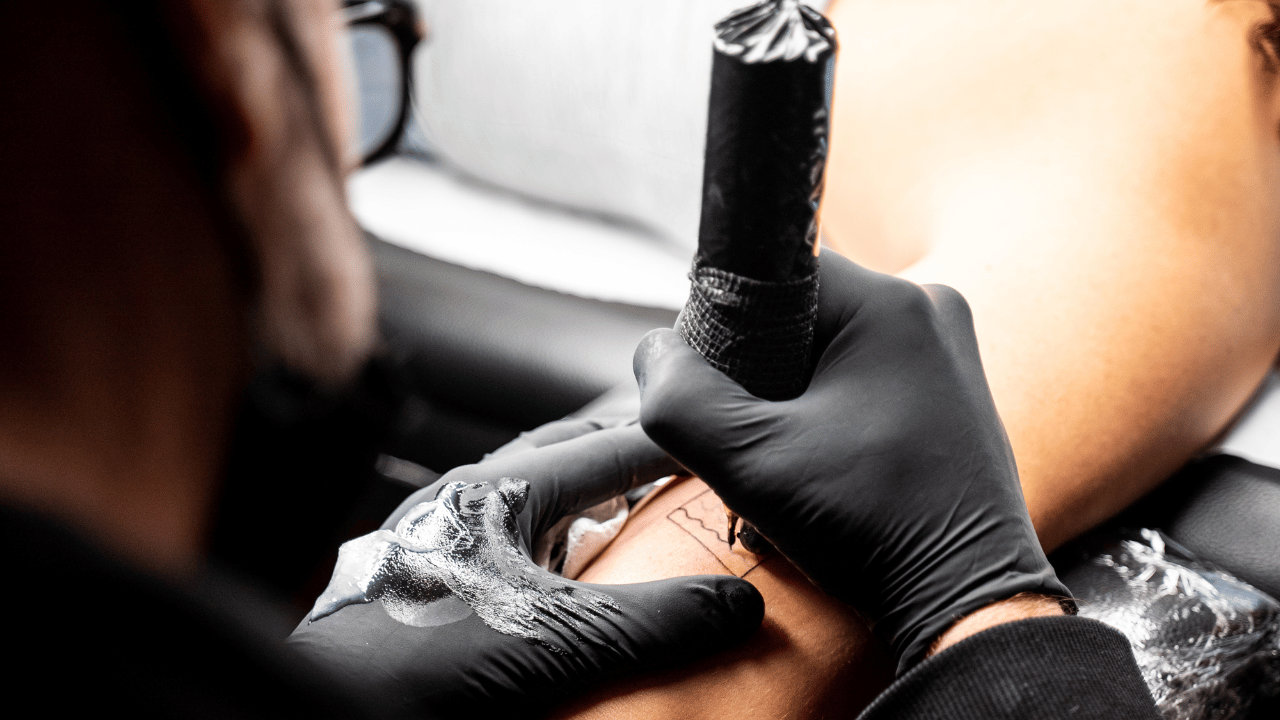 Praktische Übungen in einem professionellen Tattoo Kurs